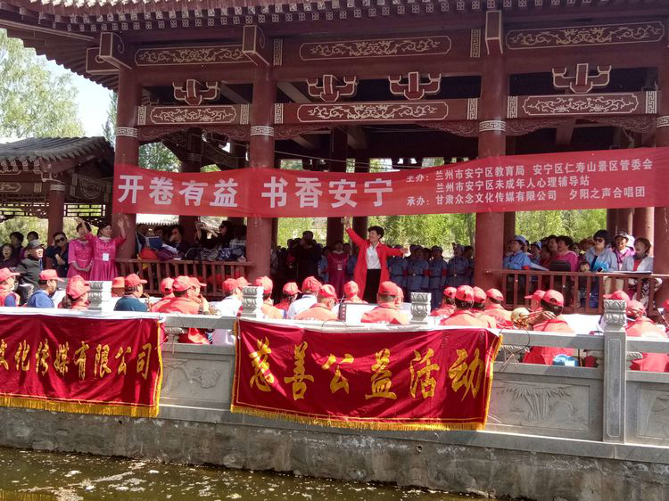 一首《歌唱祖国》在总指挥李老师那具有强大凝聚力的指挥中,响彻在仁寿山公园,天地间回荡一首动人的歌。