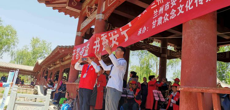 夕阳之声合唱团指挥、乐队队长蔡洪老师