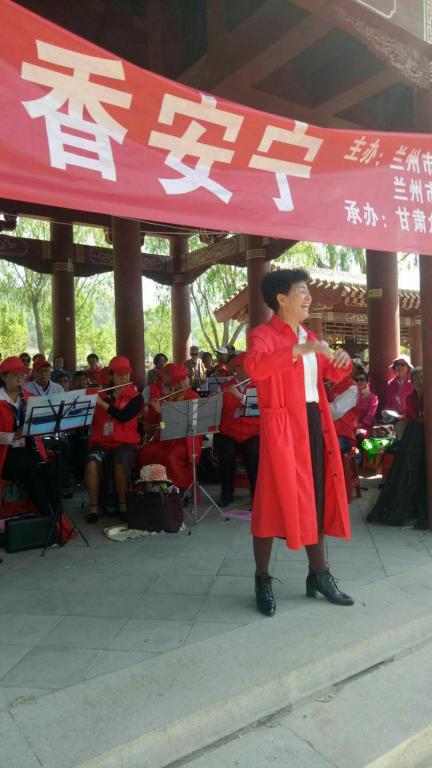 夕阳之声合唱团总指挥李桂琴老师
