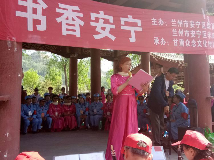 担任这次活动的主持人冯老师,向歌友们介绍“世界读书日”的由来和夕阳之声合唱团的发展历程,并宣布活动开始。